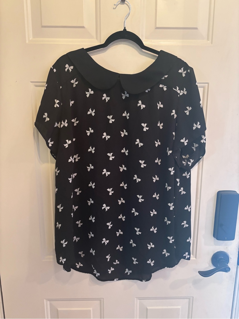 torrid Black & White Bow Print Peter Pan Collar Blouse - Picture 3 of 6